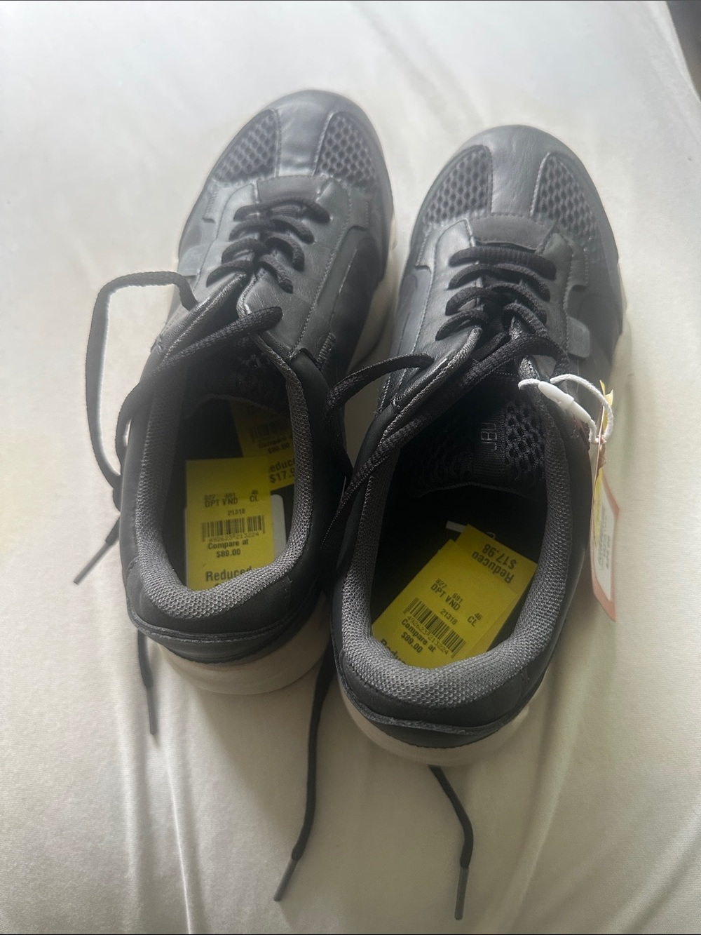 Unisex  athletic shoes size 8, medium